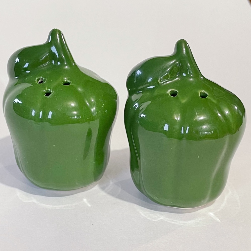 Vintage Green Bell Pepper Salt And Pepper Shakers Shaker Set Vtg Kitchen